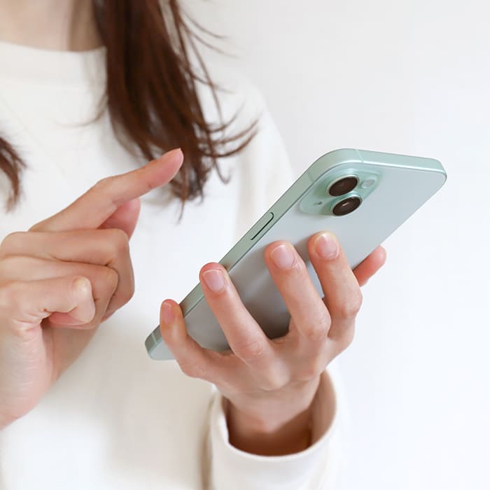 スマホを操作する女性