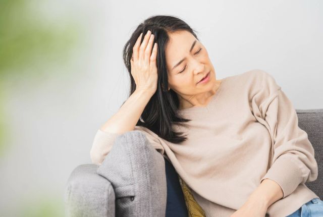 体にだるさを感じている女性