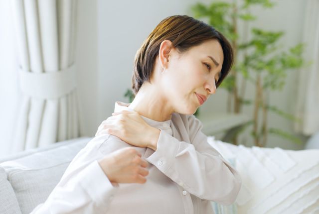 肩こりを発症している女性